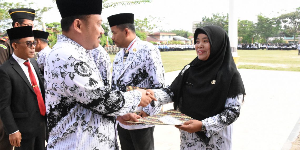 Wabup Serahkan Piagam Penghargaan Dedikasi Guru Berprestasi