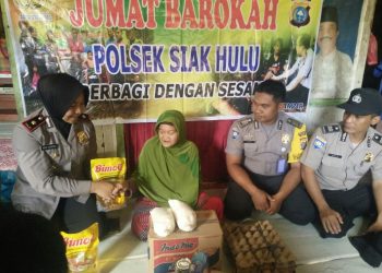 Jum’at Barokah : Kapolsek Siak Hulu Bantu Warga Kurang Mampu di Desa Tanjung Balam