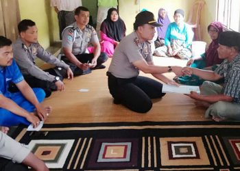 Jumat Barokah : Kapolsek Bangkinang Barat Bantu Dana Pengobatan Untuk Putri Warga Kuok