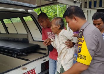 Bhabinkamtibmas Polsek Siak Hulu Bersama Tokoh Masyarakat Fasilitasi Kakek Warga Desa Tanah Merah Berobat