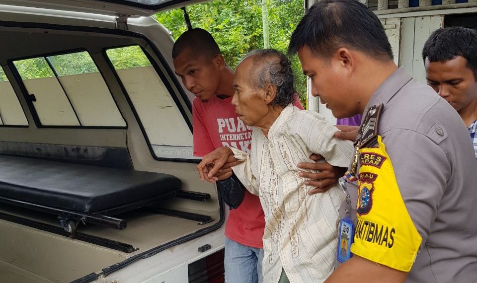 Bhabinkamtibmas Polsek Siak Hulu Bersama Tokoh Masyarakat Fasilitasi Kakek Warga Desa Tanah Merah Berobat