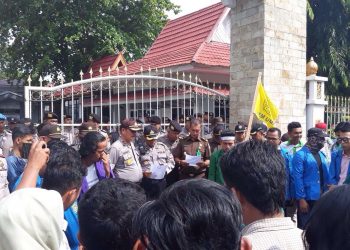 Polresta Pekanbaru Kawal Unjuk Rasa di Dua Lokasi Yang Berbeda Sekaligus