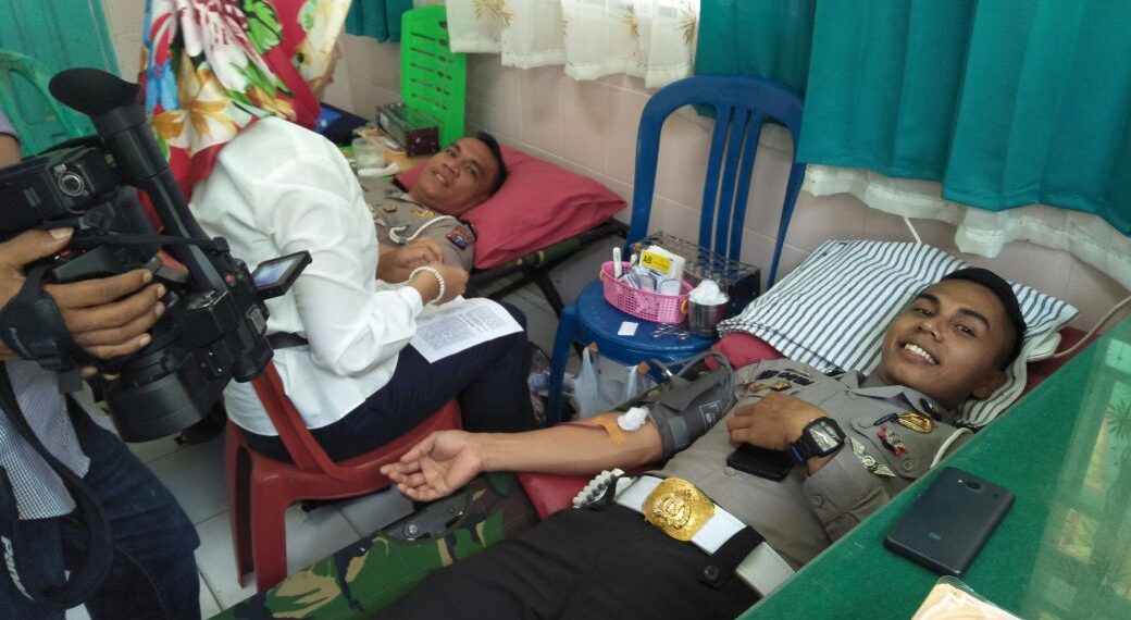 Sejumlah Personel Polres Kampar Ikuti Donor Darah dalam rangka Program Kerja IKKD DPRD Kampar