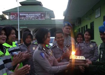 Hari Juang Kartika Ke-72 Kunjungi Denpom I /3 ,Polresta Pekanbaru Bawa Kue Ulang Tahun