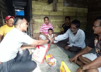 Jum’at Barokah : Bhabinkamtibmas Desa Teratakbuluh Bantu Warga Kurang Mampu