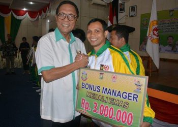 Bupati Kampar Serahkan Bonus Atlit Official dan Pelatihan