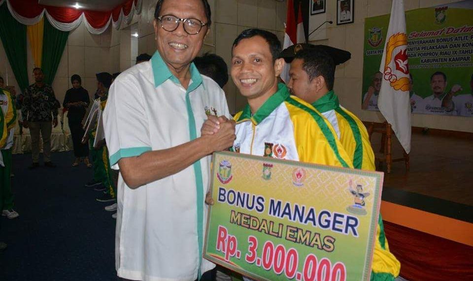 Bupati Kampar Serahkan Bonus Atlit Official dan Pelatihan