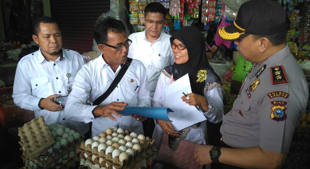 Kapolres Kampar Bersama Kadis Ketahanan Pangan Kampar Lakukan Operasi Pasar Jelang Akhir Tahun