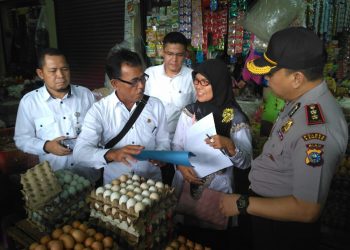 Kapolres Kampar Bersama Kadis Ketahanan Pangan Kampar Lakukan Operasi Pasar Jelang Akhir Tahun
