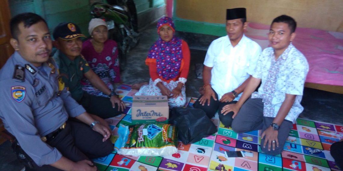 Bhabinkamtibmas Polsek Tapung Hilir Ringan Tangan Membantu 3 Warganya Kurang Mampu
