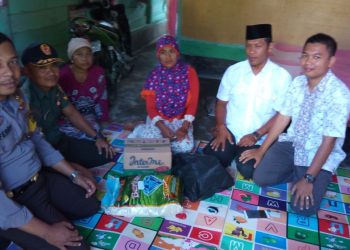 Bhabinkamtibmas Polsek Tapung Hilir Ringan Tangan Membantu 3 Warganya Kurang Mampu
