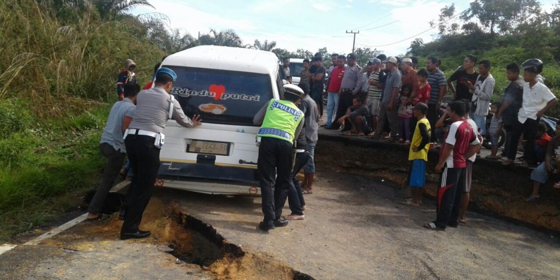 Jalan Lintas Menuju Muara Takus Ambrol, Petugas Kepolisian Bersama Warga Bantu Pengendara Melintas