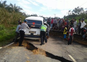 Jalan Lintas Menuju Muara Takus Ambrol, Petugas Kepolisian Bersama Warga Bantu Pengendara Melintas