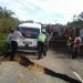 Jalan Lintas Menuju Muara Takus Ambrol, Petugas Kepolisian Bersama Warga Bantu Pengendara Melintas