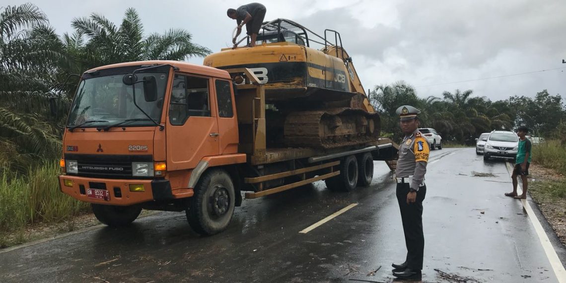 Berkat Kerja Keras Pemkab Kampar bersama Polres Kampar, Jalan Ambrol di XIII Koto Kampar Sudah Bisa Dilalui