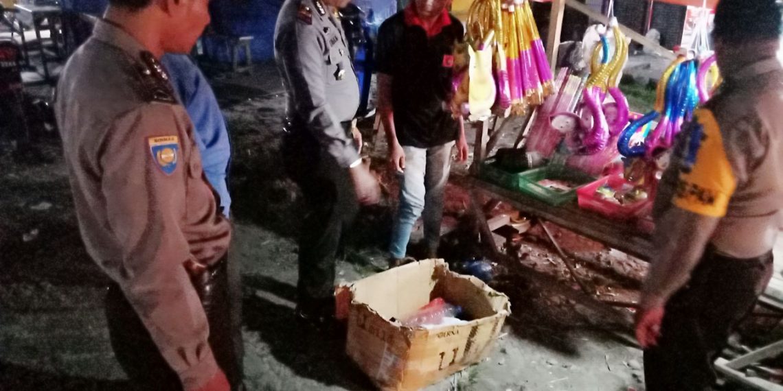 Polsek Bangkinang Barat Lakukan Razia Penjualan Mercon di Pasar Kuok