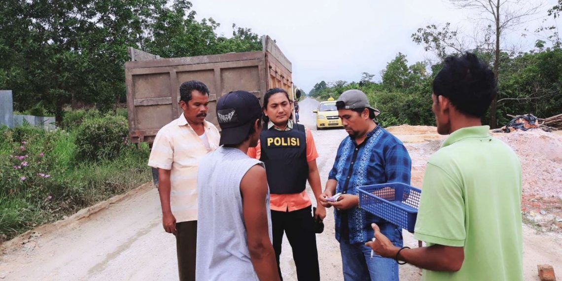 Opsnal Polsek Tambang Larang Warga Lakukan Pungli Terhadap Truk Angkutan Pasir diwilayah Sei Pinang