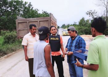 Opsnal Polsek Tambang Larang Warga Lakukan Pungli Terhadap Truk Angkutan Pasir diwilayah Sei Pinang