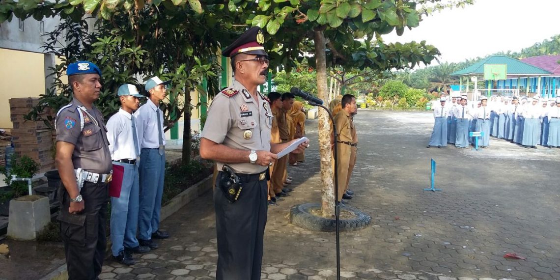 Kapolsek Perhentian Raja Pimpin Kegiatan Police Goes to School di SMA Negeri I Pantai Raja