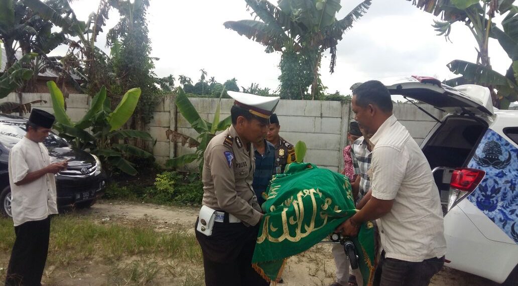 Personel Polsek Siak Hulu Bersama Forkom Teha dan Warga Bantu Pemakaman Warga Terlantar