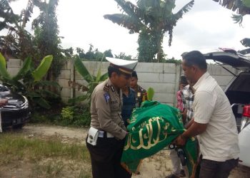 Personel Polsek Siak Hulu Bersama Forkom Teha dan Warga Bantu Pemakaman Warga Terlantar