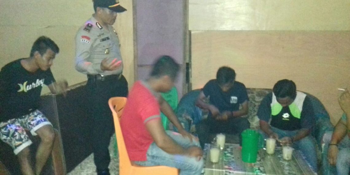 Kapolsek Tambang bersama Camat Pimpin Razia ke Warung Tuak dan Warnet, Puluhan Botol Miras Disita