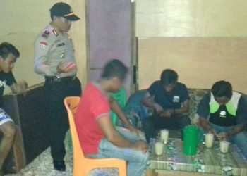 Kapolsek Tambang bersama Camat Pimpin Razia ke Warung Tuak dan Warnet, Puluhan Botol Miras Disita
