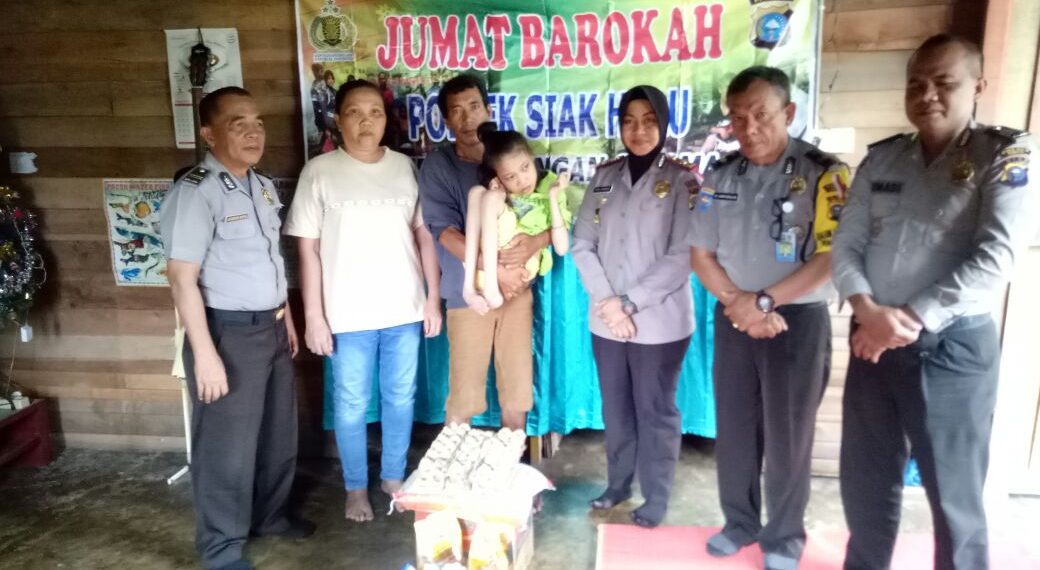 Program Jum’at Barokah : Polsek Siak Hulu Bantu Sriyentina Warga Pandau Jaya yang Lumpuh Total