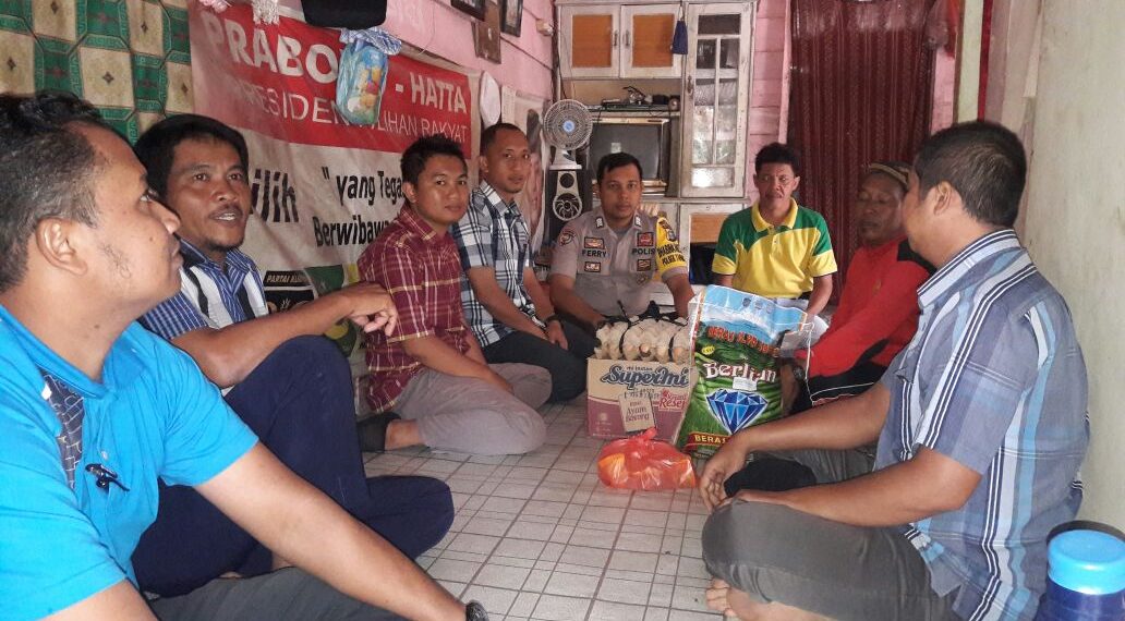 Jumat Barokah : Bhabinkamtibmas bersama Kades Kota Bangun dan Ketua KUD Bantu Warga Kurang Mampu