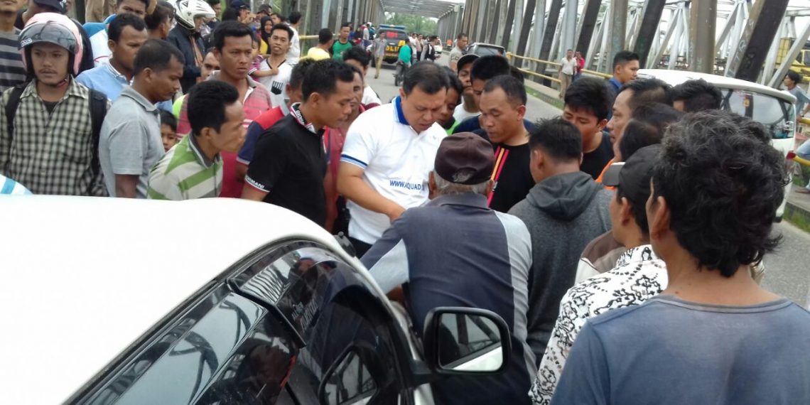 Bak Film Laga, Pengemudi Mobil Loncat Dari Jembatan Danau Usai Dikejar Warga