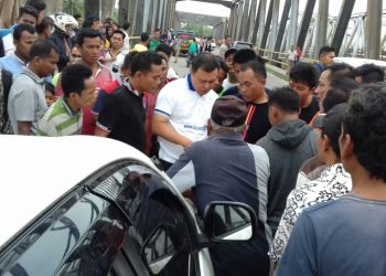 Bak Film Laga, Pengemudi Mobil Loncat Dari Jembatan Danau Usai Dikejar Warga