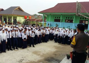 Bhabinkamtibmas Desa Tanah Merah Siak Hulu adakan Kegiatan Police Goes to School