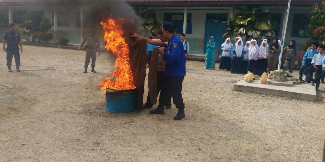 Damkar Apresiasi OSIS MTs TI Batu Belah Yang Gelar Sosialisasi