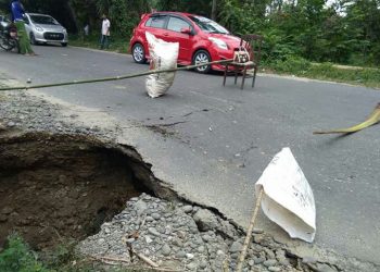 Jalan Lintas Riau – Sumatra Barat Retak dan Berlobang