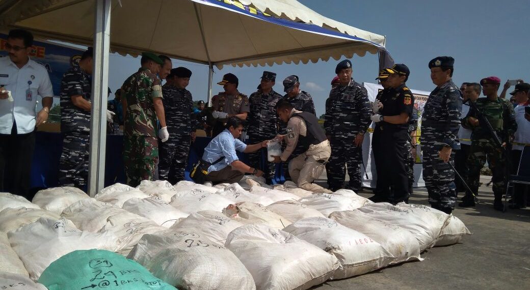 TNI Angkatan Laut Berhasil Menggagalkan Penyeludupan Narkoba Jenis Sabu Sebanyak 1 Ton.