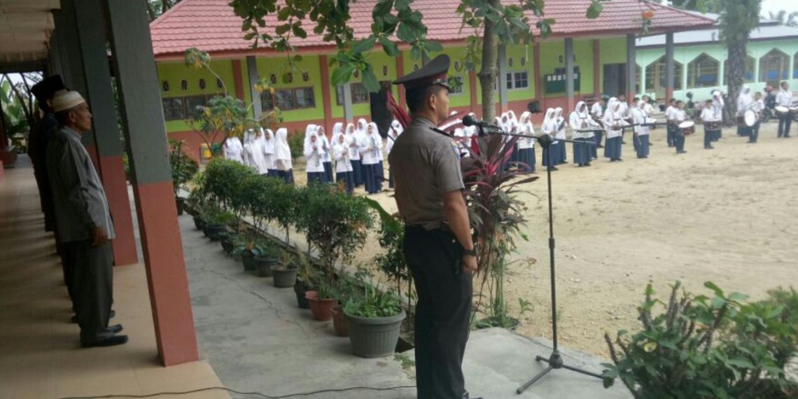 Bhabinkamtibmas Polsek Siak Hulu Brigadir David adakan Police Goes to School di MTS Darunnajah