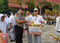 Aiptu R.P Siregar Serahkan Hadiah Kapolda Cup kepada Siswa SMA N 1 Pekanbaru
