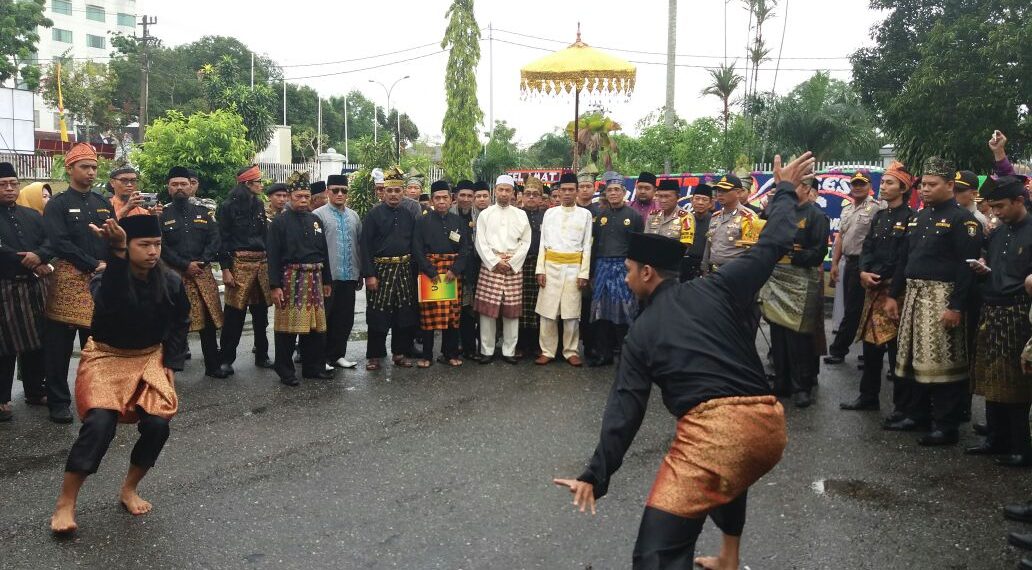 Penganugerahan Gelar Kehormatan Adat kepada yang terhormat Tuan H. Abdul Somad sebagai Datuk Seri Ulama Setia Negara.