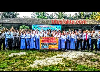 Police Goes to School : Kapolsek Perhentian Raja Ajak Siswa Tanamkan Jiwa Nasionalisme