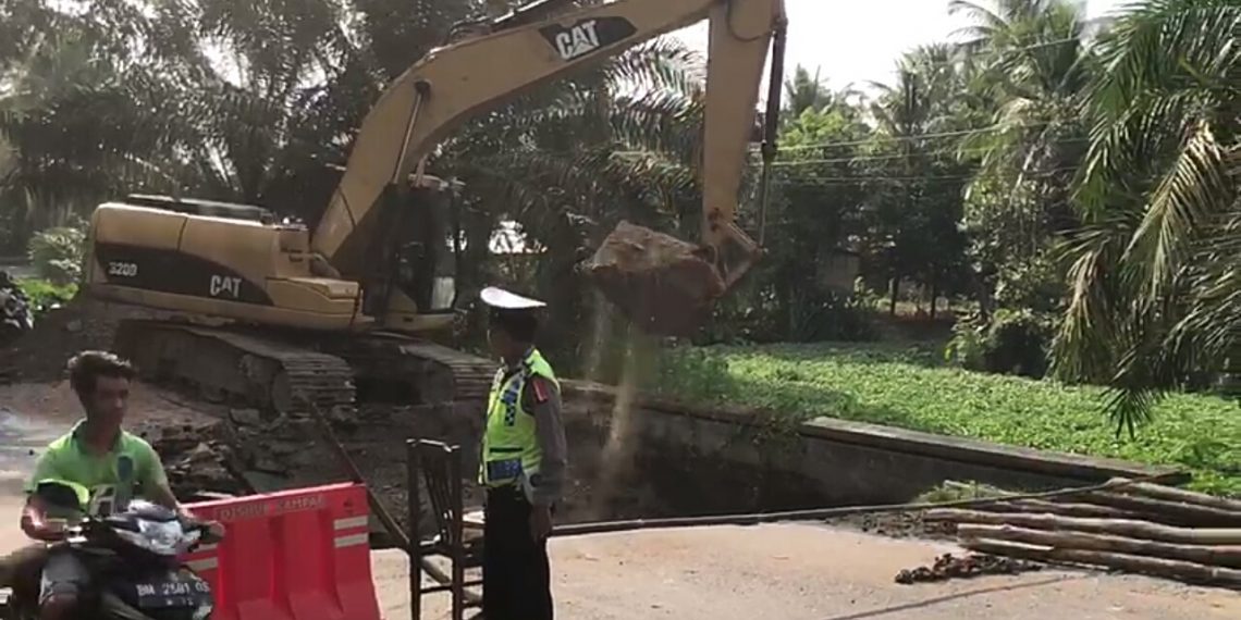 Jalan Lintas Riau – Sumbar KM 70 Kembali Amblas, Saat ini Dalam Perbaikan, Arus Lalin Dialihkan