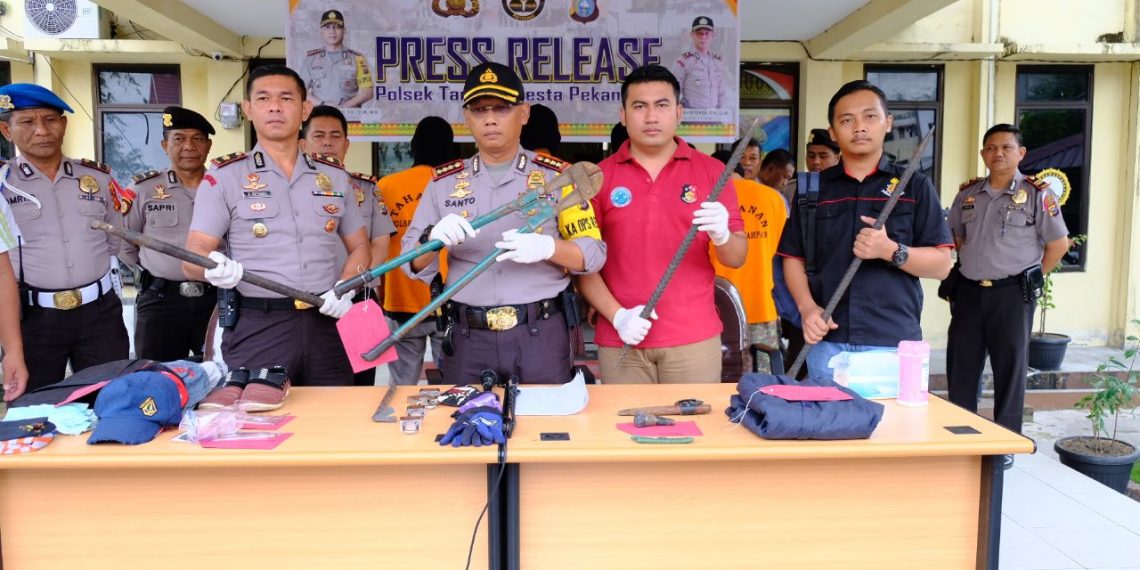 Polsek Tampan Bekuk Dua Pelaku Utama Pencurian Mobil di Showroom