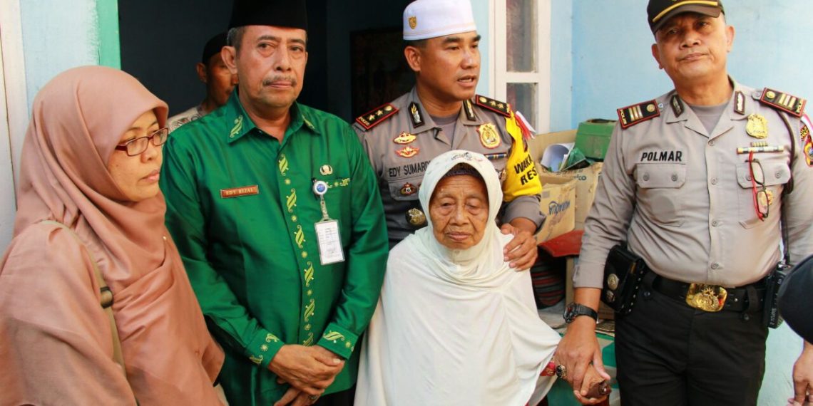 Rasa Haru Nenek Nismarni, saat Disambangi Tim Jum’at Barokah