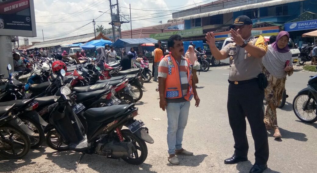 Kapolsek Bangkinang Barat Sambangi Para Pedagang dan Petugas Parkir di Pasar Kuok