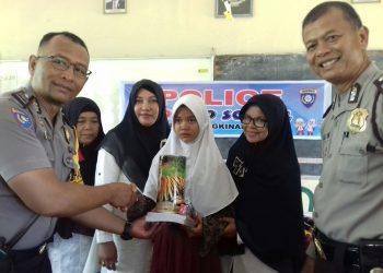 Bhabinkamtibmas dan Kanit Binmas Polsek Bangkinang Kota adakan Police Goes to School