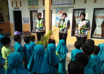 Anggota Satlantas Polres Kampar Kenalkan Rambu-rambu Lalulintas kepada Murid TK