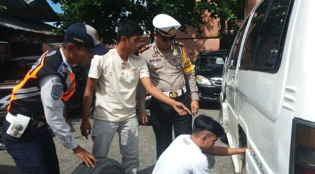 Satlantas Polres Kampar dan Dishub, Lakukan Uji Kelayakan Kendaraan dan Cek Kesehatan Pengemudi