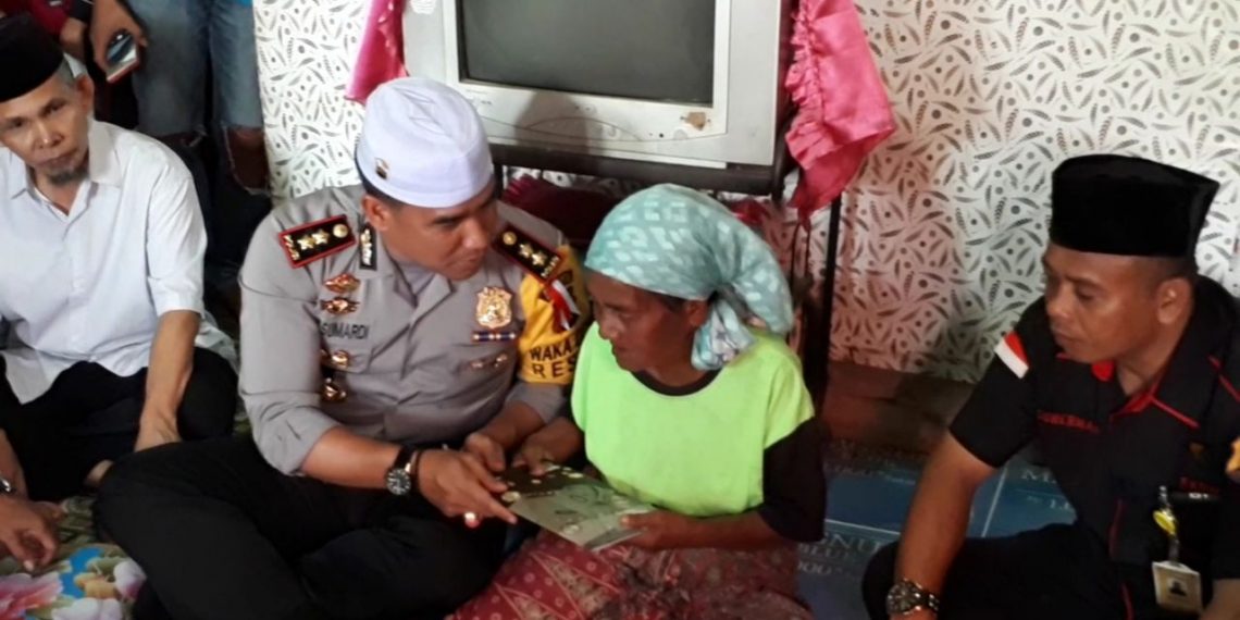 Nenek Pencari Barang Bekas Tersenyum Bahagia saat Disambangi Tim Jum’at Barokah 