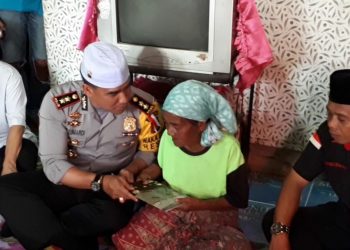 Nenek Pencari Barang Bekas Tersenyum Bahagia saat Disambangi Tim Jum’at Barokah 