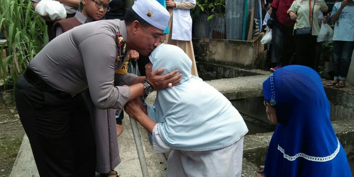 Nenek Aminah Berharap Polresta Pekanbaru Terus Jalankan Jum’at Barokah