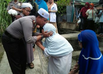 Nenek Aminah Berharap Polresta Pekanbaru Terus Jalankan Jum’at Barokah 